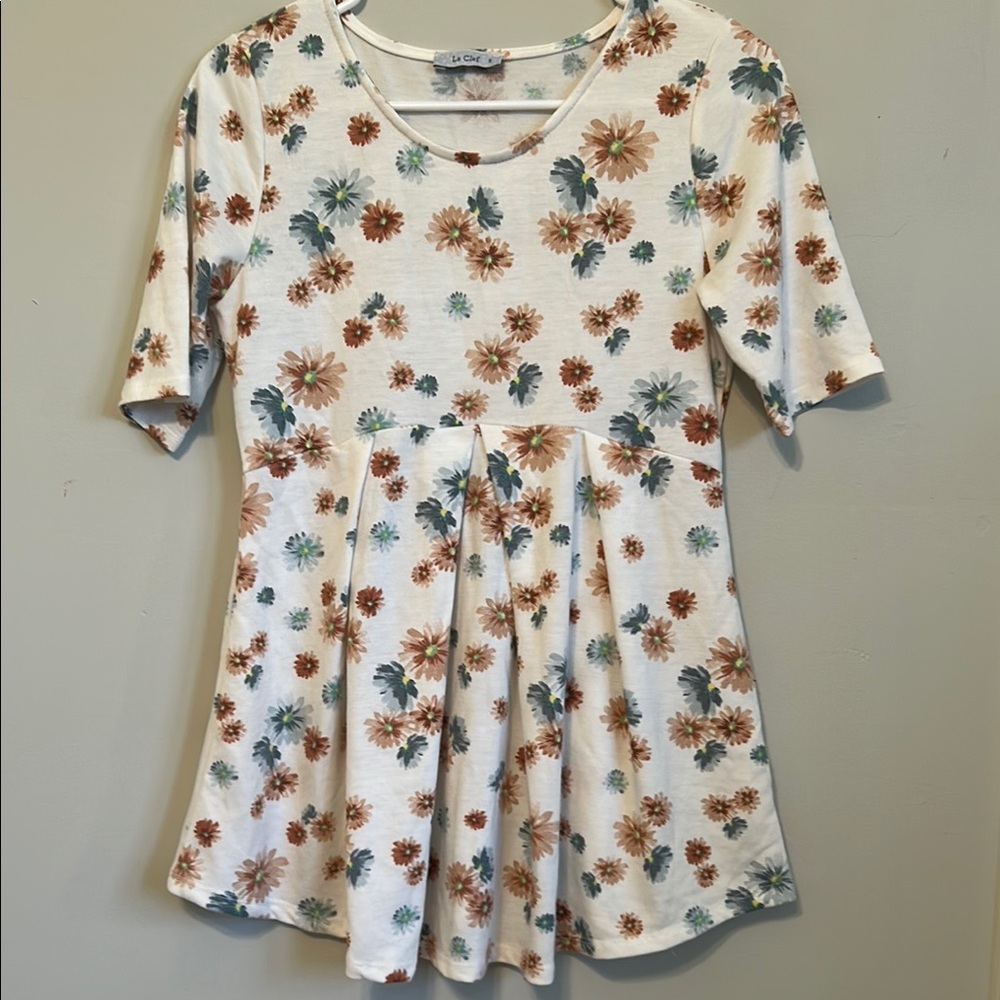 LaClef Cream and Brown Short Sleeve Tee. Size Small.